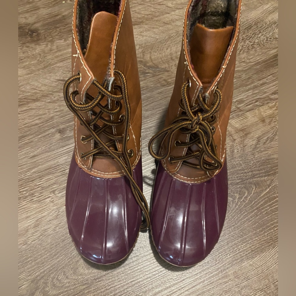 Adrianna water boots burgundy’s and tan